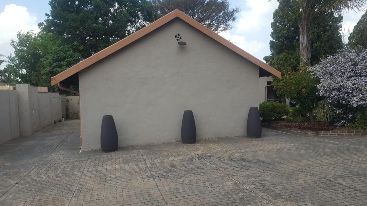 Self-Catering 1Bedr Cottage In Sandton With Free Wifi Johannesburg Bagian luar foto